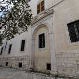 Sulla facciata principale, che si allunga su via San Francesco d�Assisi per quasi cento metri, sono presenti tre diversi accessi. Quello centrale, ormai murato, � sovrastato da un raffinato timpano spezzato...